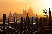 20 - VENEZIA - LA GIUDECCA E LE SUE GONDOLE AL TRAMONTO